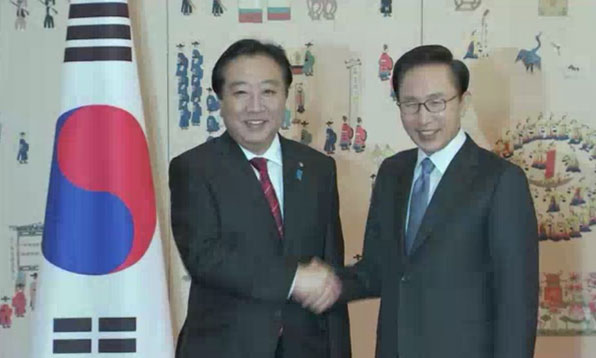2011년 12월 한일 정상회담에서 이명박 당시 대통령과 노다 당시 일본 총리가 악수를 나누고 있다.