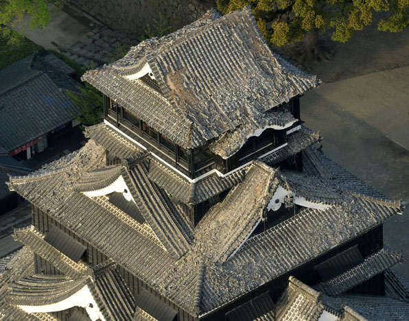일본에서 400년의 역사를 자랑하는 구마모토성이 이번 지진으로 지붕이 허물어지고 벽도 무너졌다.