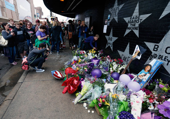  프린스의 팬들이 나이트 클럽 ‘퍼스트 애비뉴’ 앞에서 프린스를 추모하고 있다. (사진 AP)