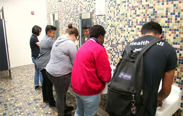 새로 설치된 ‘성 중립 화장실’에서 남녀 고등학생들이 함께 손을 씻고 있다. (사진 로이터)
