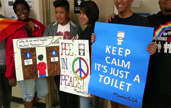 '성 중립 화장실' 설립을 주도한 단체 회원들이 화장실 앞에서 ‘단지 화장실일 뿐이다’라는 구호가 적힌 팻말을 들고 서 있다. (사진 로이터)