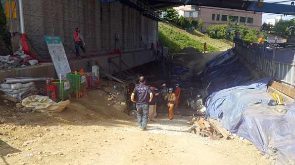 1일 오전 7시 27분쯤 경기도 남양주시 진접읍 금곡리 진접선 지하철 공사현장이 붕괴해 근로자 4명이 숨졌다.