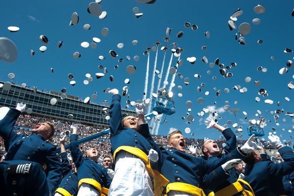 미 공군 사관학교 졸업생들이 미 곡예비행단 선더버드가 곡예비행을 하는 하늘에 모자를 던지고 있다. (사진=AP)