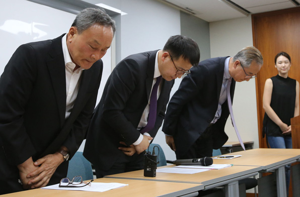 박태환의 아버지 박인호 씨(사진 맨 왼쪽)와 법률대리인은 기자회견을 열고 대한체육회의 결정에 반발했다.