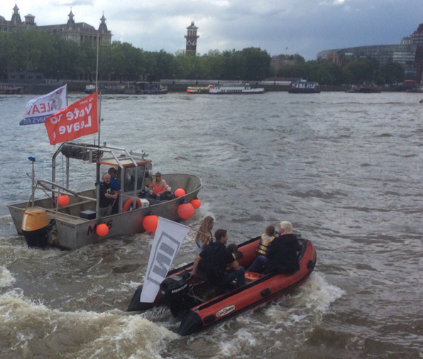 조 콥스 남편 브렌던 콕스가 탬스 강에서 EU 잔류 지지 운동을 하던 중 EU 탈퇴를 지지하는 배에 물세례를 맞는 순간이라며 올린 사진 (사진=브랜던 콕스 트위터) 