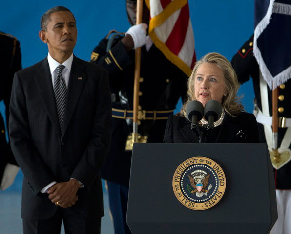 2012년 9월 14일 메릴랜드주 앤드루스 공군기지에서 열린 한 행사에서 오바마 대통령이 지켜보고 있는 가운데 힐러리 국무장관이 연설하고 있다.