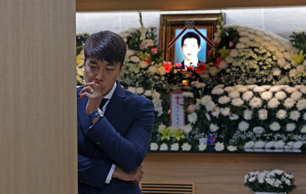 쇼트트랙 전 국가대표 출신 김동성이 28일 오전 서울 성동구 한앙대학교병원 장례식장에 마련된 토리노동계올림픽 쇼트트랙 금메달리스트 오세종의 빈소를 찾아 헌화한 뒤 슬픔에 잠겨 있다.