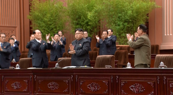 북한 평양 만수대의사당에서 어제(29일) 열린 최고인민회의 제13기 제4차 회의에서 김정은 북한 국방위 1위원장이 국무위원장에 추대된 뒤 박수를 받고 있다. (사진=조선중앙TV)