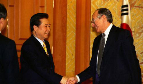 앨빈 토플러는 2001년 6월 당시 김대중 대통령을 만나 한국 사회의 비전 보고서를 전달했다. [사진=대통령 영상관]