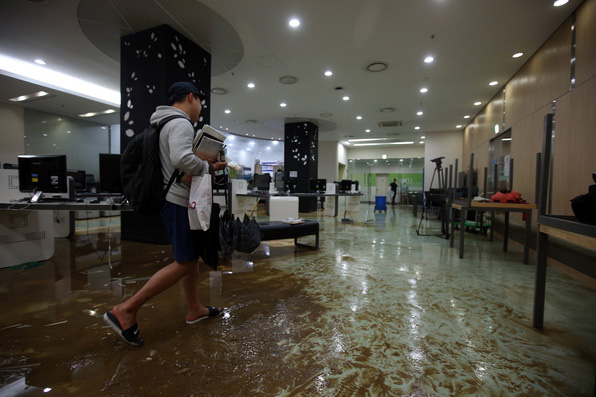 1일 오후 장맛비에 침수된 서울 연세대학교 중앙도서관 내 물이 새어나온 부분에 유리파편들이 흩어져 있다.