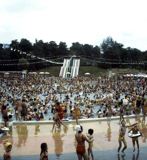 1975년 어린이대공원에서 물놀이 즐기는 사람들