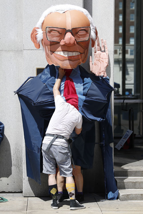 미국 민주당 버니 샌더스 지지자가 민주당 전당 대회장 주변에 버니 샌더스 모형의 대형 조형물을 세우고 있다. (사진=AP)