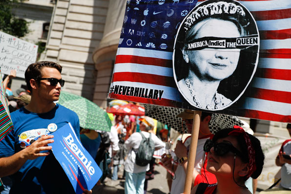 미 민주당 전당대회가 열리는 필라델피아에서 샌더스 지지자들이 ‘힐러리 클린턴을 기소하라’는 팻말을 들고 시위를 벌이고 있다. (사진=AP)