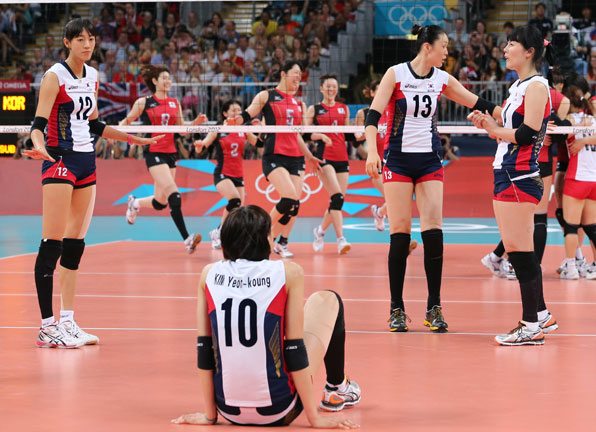 영국 런던 얼스코드에서 열린 2012 런던올림픽 여자 배구 3, 4위전 일본과의 경기에서 0-3으로 패한 뒤 선수들이 아쉬워하고 있다. (2012.8.11) 