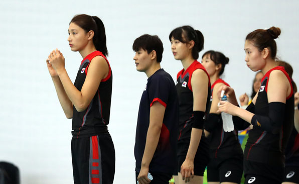 2016 리우올림픽 여자 배구 국가대표팀 김연경이 3일 오후(현지시간) 리우데자네이루 에어포스클럽에서 열린 이탈리아와의 연습경기에서 후배들을 격려하고 있다.