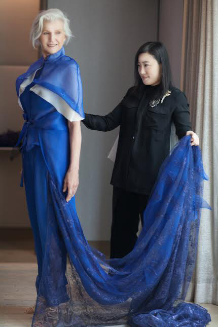 ‘2016 메트 갈라’를 위해 디자인한 옷을 메이 머스크에게 입혀 보는 유나 양 디자이너