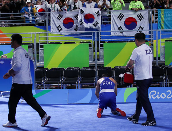 14일(현지시간) 오후 브라질 리우데자네이루 리우센트루 6관에서 열린 리우올림픽 남자 복싱 밴텀급(56㎏) 16강전에서 함상명이 중국 장자웨이에게 패한 뒤 경기장을 나서며 한국 응원단을 향해 절을 올리고 있다. (2016.8.15) 