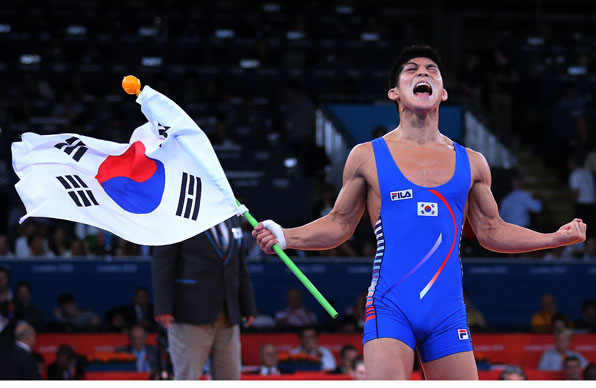 지난 2012 런던올림픽 레슬링 그레코로만형 66㎏급 결승전에서 금메달을 따낸 뒤 환호하는 김현우.