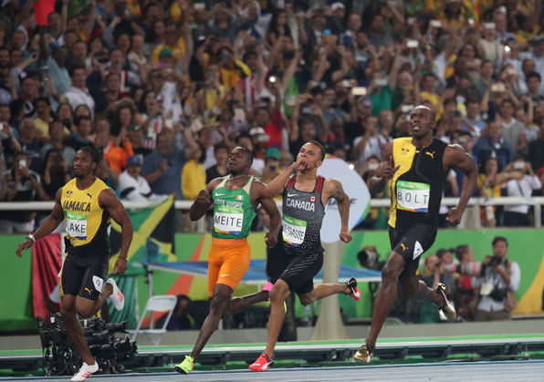 15일(한국시간) 브라질 리우데자네이루 올림픽 주경기장에서 열린 육상남자 100m 결승에서 우사인 볼트가 가장 먼저 결승선을 통과하고 있다.