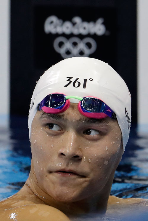 중국의 순양이 남자 1500m 자유영에 출전해 기록을 보고 있다.