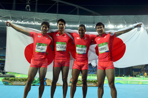 일본 선수들이 19일(현지시간) 남자 400m 계주에서 올림픽 첫 은메달을 딴 뒤 기뻐하고 있다.