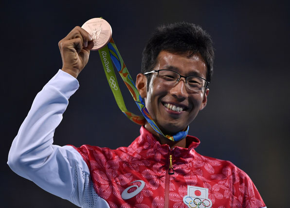 ) 리우데자네이루에서 19일(현지시간) 치러진 남자 50m 계주에서 일본의 아라이 히로키가 동메달을 따고 기뻐하고 있다.