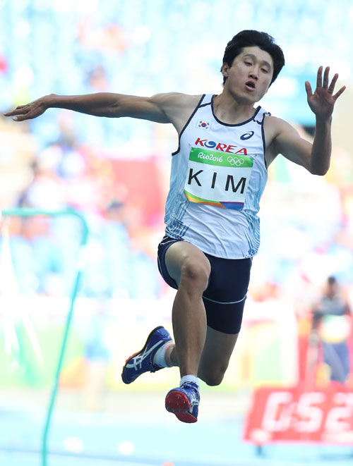 15일(현지시간) 브라질 리우데자네이루 올림픽 주경기장에서 열린 리우올림픽 육상남자 세단뛰기 예선에 출전한 김덕현이 3차 시기에서 힘차게 도약하고 있다. 