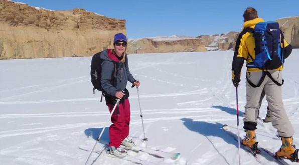 아프간에서 스키를 타는 관광객