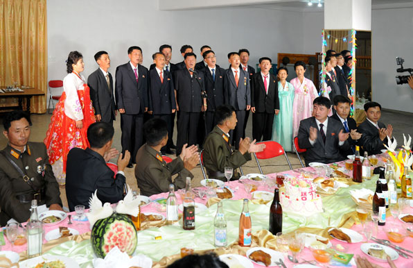 SLBM 개발에 관여한 과학자와 기술자들이 평양에 머물며 융숭한 대접을 받고 있다. 평양 내 식당에서 음악 공연과 함께 식사 대접을 받고 있는 관계자들. [출처=북한 노동신문]