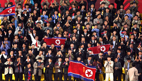 중동 건설 현장에는 북한에서 송출된 근로자들이 상당수 근무하고 있다. 사진은 2006년 도하아시안게임 당시 북한과 일본의 남자 경기가 열리던 축구장의 북한 응원단의 모습. 이들 중 상당수가 현지 근로자로 파악된다.