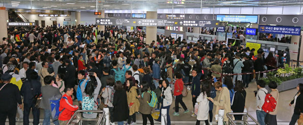 최근 제주도를 찾는 중국인 관광객이 늘면서 제주공항은 평일에도 북새통을 이룬다. 특히 주말이나 연휴에는 발권창구는 물론이고 보안수속에도 긴 줄이 만들어져 오랜 시간 대기하는 일이 잦아졌다.