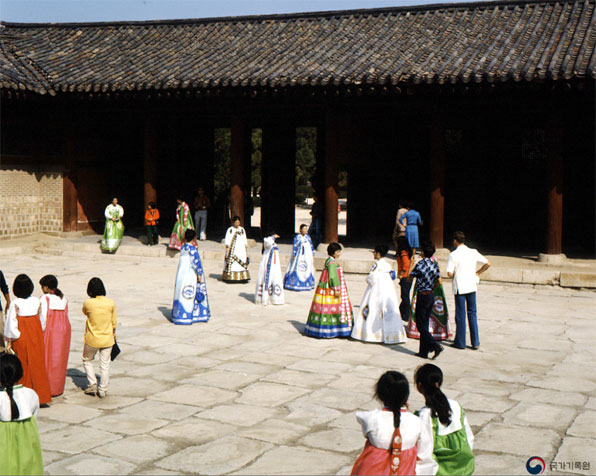  1977년. 추석을 맞아 많은 시민이 한복을 입고 경복궁을 방문했다.