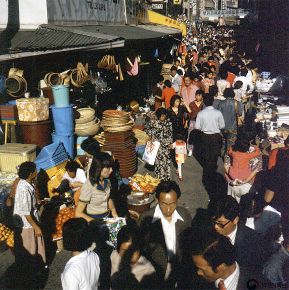 1977년. 추석 전날 제수를 마련하려는 사람들로 서울 남대문 시장이 북적이고 있다.