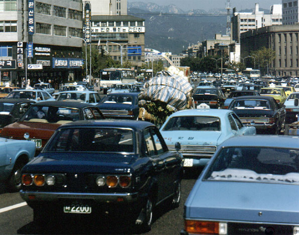 1977년. 추석 전날 서울시청 앞 도로가 자동차들로 가득한 모습이다.