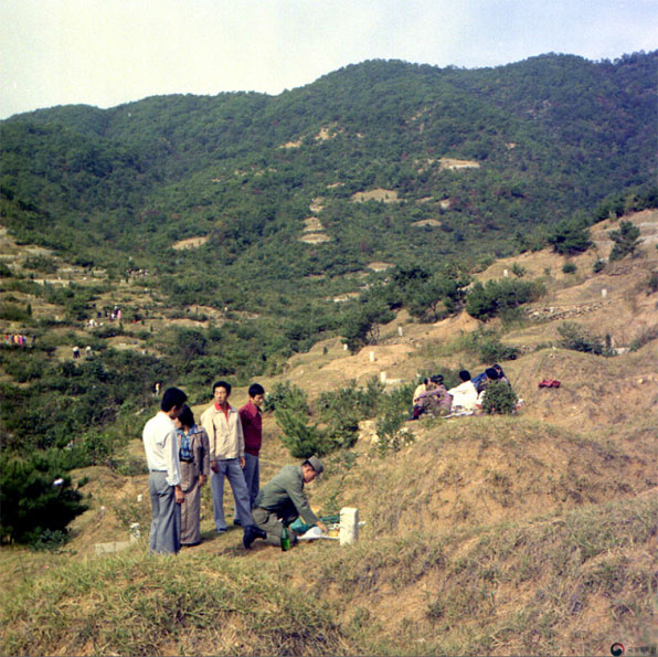 1977년. 추석을 맞아 성묘객들이 경기도 고양시 벽제 묘지를 찾았다.