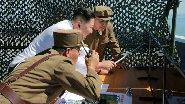 북한 노동신문이 오늘(20일) 공개한 '로켓 엔진' 실험 사진. 김정은 앞 탁자에 놓인 도면에는 흐릿하게 '80tf급 액체로케트(로켓)'라는 문구가 적혀있다. (출처: 노동신문)