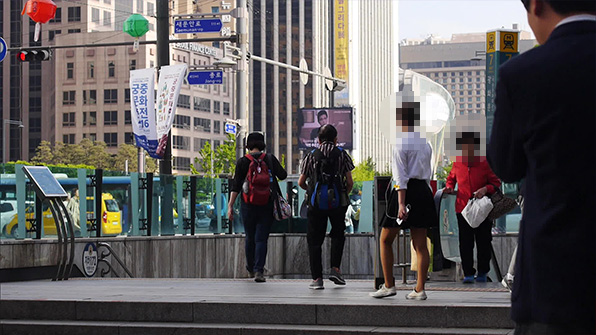 전철을 이용하기 위해 시민들이 서울 광화문역으로 들어가고 있다.