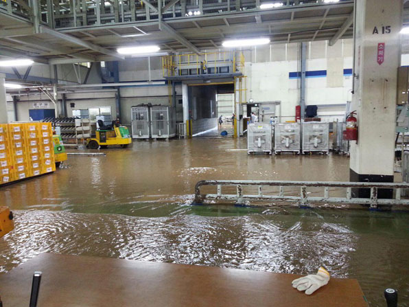 태풍 ‘차바’의 영향으로 현대자동차 울산공장 2공장의 생산라인에 물이 차 이 일시 중단돼 있다.