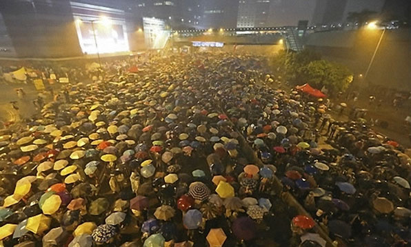 2014년 9월 홍콩의 민주화를 요구하는 시위대들이 우산을 쓰고 집회를 하고 있다. (사진=AP)