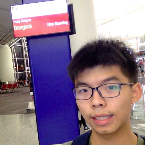 조슈아 웡이 방콕행 비행기에 탑승하기 직전 공항에서 ‘셀카’를 찍고 있다. (사진=조슈아 웡 페이스북)