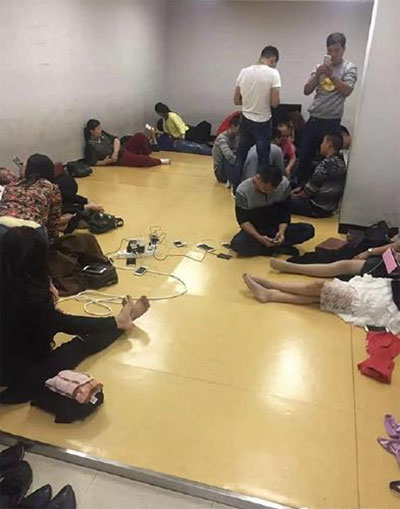 입국을 거부당한 중국인 관광객들이 제주국제공항 제한구역에서 대기하고 있다. 사진을 찍은 중국인 관광객은 침상도 없는 맨 바닥이어서 큰 불편을 겪었다고 밝혔다.