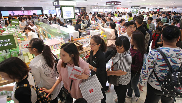 코리아 쇼핑 페스타 기간이자 중국 국경절 연휴 기간인 지난 2일 오후 서울 중구 롯데면세점이 유커를 비롯한 관광객들로 붐비고 있다. 