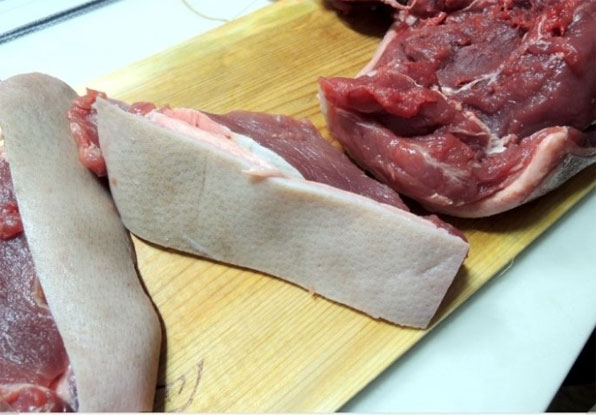 멧돼지 고기는 일반 돼지고기하곤 달리 지방층이 거의 없고 껍질이 매우 두껍다. (사진출처=개인 블로그(houn***) 