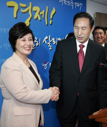 2007년 당시 한나라당 전여옥 전 최고위원이 서울 여의도 이명박 대선경선후보 캠프에서 지지선언을 한 뒤 이 전 대통령과 악수하고 있다.