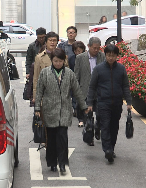 서울시교육청 관계자들이 정유라 씨가 졸업한 고등학교에 대한 특별감사를 위해 방문하고 있다.