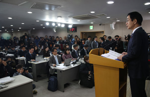 이준식 교육부 장관이 28일 기자회견을 열어 국정 역사교과서 현장 검토본을 공개하고 있다.