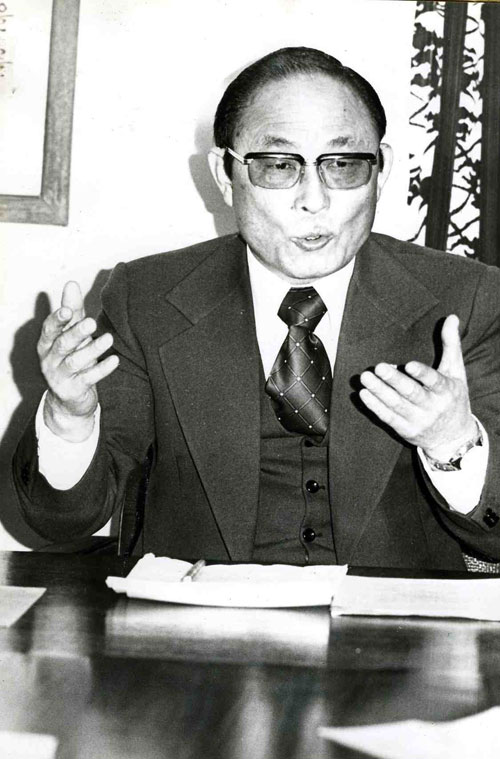 기자회견하는 새마을 국민운동본부 최태민 총재 (1977. 1. 19)