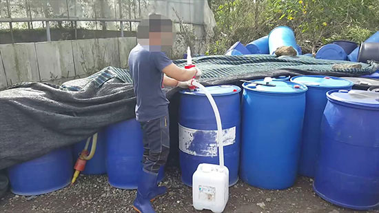 공업용 포르말린은 2007년 3월부터 사용이 금지돼 왔다. 한 넙치 양식업자가 공업용 포르말린을 20ℓ들이 수산용 포르말린 통으로 옮겨 담고 있다.(사진제공:제주지방경찰청)