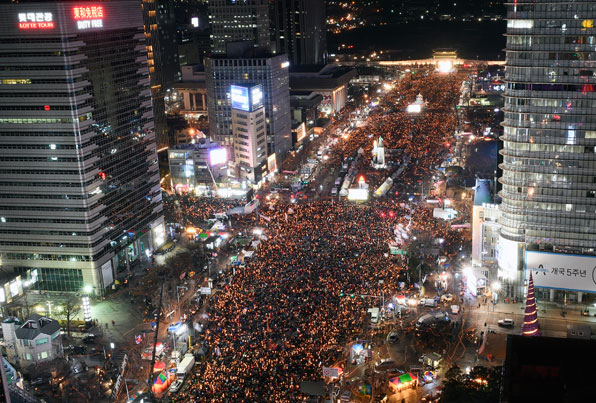 국회에서 탄핵소추안이 가결된 다음날인 10일, 제7차 촛불집회 모습