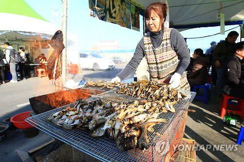 불판 위에 도루묵이 노릇노릇 구워지고 있다. 이번 축제기간 25톤 정도의 도루묵을 판매해 지역경제와 어민들의 소득증대에 기여했다고 한다.